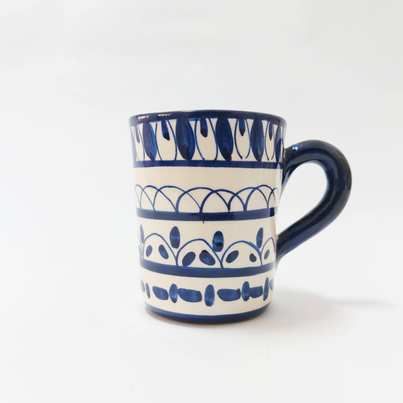 Caneca direita em cerâmica, pintada à mão