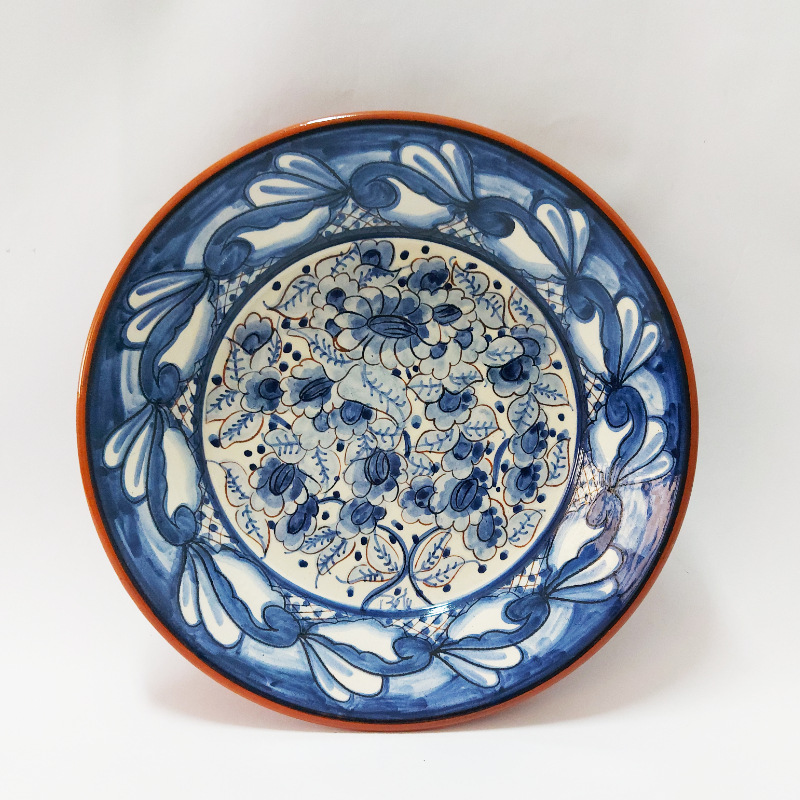 Prato em cerâmica pintado à mão-azul e branco